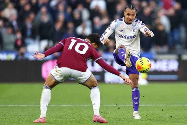 Boubacar Kamara of Aston Villa under pressure from Lucas Paqueta of West Ham United West Ham United v Aston Villa, Premier League, Football, London Stadium, London, UK - 14 Dec 2025London London Stadium United Kingdom EDITORIAL USE ONLY No use with unauthorised audio, video, data, fixture lists, club league logos or live services. Online in-match use limited to 120 images, no video emulation. No use in betting, games or single club league player publications. Copyright: xSimonxDael Shutterstockx 16081588bk