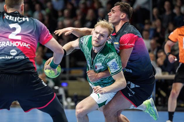 Berlin, 14.12.25, Handball: Bundesliga, Fuechse Berlin - HSG Wetzlar, 17. Spieltag, Max-Schmeling-Halle. Matthes Langhoff (Füchse Berlin) kaempft gegen Josip Simic (HSG Wetzlar) um den Ball. Fuechse Berlin - HSG Wetzlar