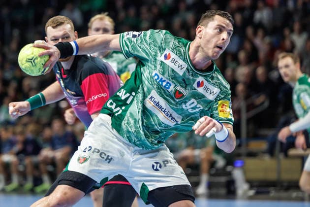 Berlin, 14.12.25, Handball: Bundesliga, Fuechse Berlin - HSG Wetzlar, 17. Spieltag, Max-Schmeling-Halle. Mijajlo Marsenic (Füchse Berlin) wirft den Ball auf das Tor. Fuechse Berlin - HSG Wetzlar