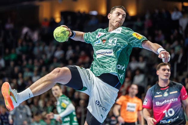 Berlin, 14.12.25, Handball: Bundesliga, Fuechse Berlin - HSG Wetzlar, 17. Spieltag, Max-Schmeling-Halle. Mijajlo Marsenic (Füchse Berlin) wirft den Ball auf das Tor. Fuechse Berlin - HSG Wetzlar