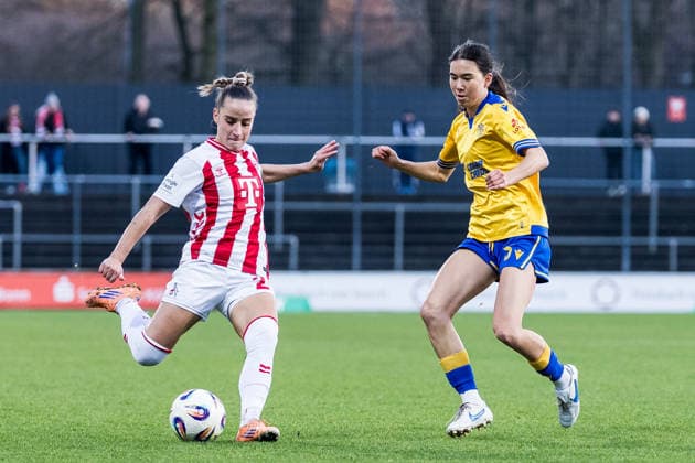 Google Pixel Frauen-Bundesliga, 1. FC Köln - FC Carl Zeiss Jena; 14.12.2025 Zweikampf Vanessa Leimenstoll (1. FC Köln, 29), Suya Häring (FC Carl Zeiss Jena, 5) Google Pixel Frauen-Bundesliga, 1. FC Köln - FC Carl Zeiss Jena, Köln, Franz-Kremer-Stadion am 14.12.2025 DFB REGULATIONS PROHIBIT ANY USE OF PHOTOGRAPHS AS IMAGE SEQUENCES AND OR QUASI-VIDEO. Copyright: xBEAUTIFULxSPORTS Wunderlx
