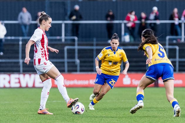 Google Pixel Frauen-Bundesliga, 1. FC Köln - FC Carl Zeiss Jena; 14.12.2025 Vanessa Leimenstoll (1. FC Köln, 29) am Ball gegen Suya Häring (FC Carl Zeiss Jena, 5) Google Pixel Frauen-Bundesliga, 1. FC Köln - FC Carl Zeiss Jena, Köln, Franz-Kremer-Stadion am 14.12.2025 DFB REGULATIONS PROHIBIT ANY USE OF PHOTOGRAPHS AS IMAGE SEQUENCES AND OR QUASI-VIDEO. Copyright: xBEAUTIFULxSPORTS Wunderlx