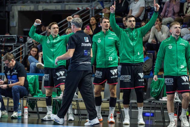 Berlin, 14.12.25, Handball: Bundesliga, Fuechse Berlin - HSG Wetzlar, 17. Spieltag, Max-Schmeling-Halle. Die Mannschaft freut sich ueber das Tor. Fuechse Berlin - HSG Wetzlar