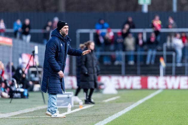 Google Pixel Frauen-Bundesliga, 1. FC Köln - FC Carl Zeiss Jena; 14.12.2025 Florian Kästner (Trainer FC Carl Zeiss Jena) Google Pixel Frauen-Bundesliga, 1. FC Köln - FC Carl Zeiss Jena, Köln, Franz-Kremer-Stadion am 14.12.2025 DFB REGULATIONS PROHIBIT ANY USE OF PHOTOGRAPHS AS IMAGE SEQUENCES AND OR QUASI-VIDEO. Copyright: xBEAUTIFULxSPORTS Wunderlx