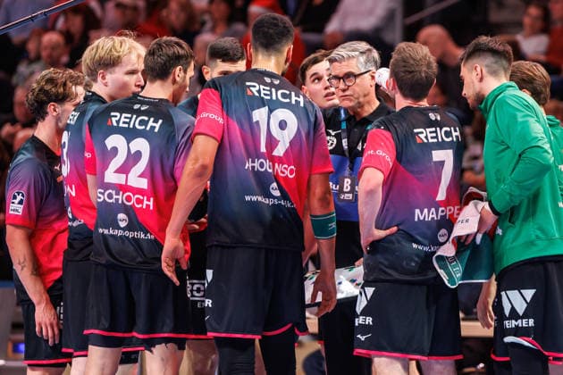 Berlin, 14.12.25, Handball: Bundesliga, Fuechse Berlin - HSG Wetzlar, 17. Spieltag, Max-Schmeling-Halle. Trainer Momir Ilic (HSG Wetzlar) bespricht sich mit seiner Mannschaft. Fuechse Berlin - HSG Wetzlar