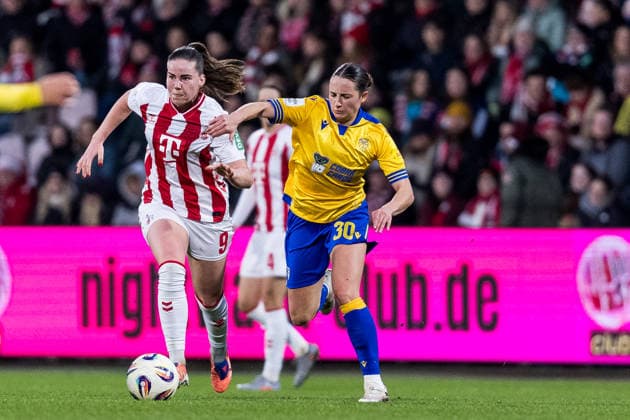Google Pixel Frauen-Bundesliga, 1. FC Köln - FC Carl Zeiss Jena; 14.12.2025 Zweikampf Adriana Achcinska (1. FC Köln, 9), Elena Mühlemann (FC Carl Zeiss Jena, 30) Google Pixel Frauen-Bundesliga, 1. FC Köln - FC Carl Zeiss Jena, Köln, Franz-Kremer-Stadion am 14.12.2025 DFB REGULATIONS PROHIBIT ANY USE OF PHOTOGRAPHS AS IMAGE SEQUENCES AND OR QUASI-VIDEO. Copyright: xBEAUTIFULxSPORTS Wunderlx