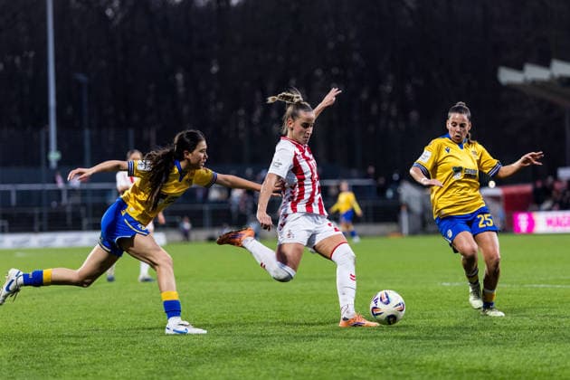 Google Pixel Frauen-Bundesliga, 1. FC Köln - FC Carl Zeiss Jena; 14.12.2025 Zweikampf Suya Häring (FC Carl Zeiss Jena, 5), Vanessa Leimenstoll (1. FC Köln, 29), Noemi Gentile (FC Carl Zeiss Jena, 25) Google Pixel Frauen-Bundesliga, 1. FC Köln - FC Carl Zeiss Jena, Köln, Franz-Kremer-Stadion am 14.12.2025 DFB REGULATIONS PROHIBIT ANY USE OF PHOTOGRAPHS AS IMAGE SEQUENCES AND OR QUASI-VIDEO. Copyright: xBEAUTIFULxSPORTS Wunderlx