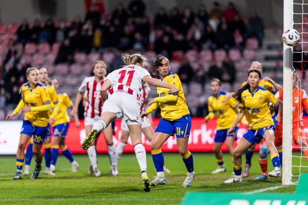 Google Pixel Frauen-Bundesliga, 1. FC Köln - FC Carl Zeiss Jena; 14.12.2025 Pauline Bremer (1. FC Köln, 11) köpft knapp am Tor vorbei Google Pixel Frauen-Bundesliga, 1. FC Köln - FC Carl Zeiss Jena, Köln, Franz-Kremer-Stadion am 14.12.2025 DFB REGULATIONS PROHIBIT ANY USE OF PHOTOGRAPHS AS IMAGE SEQUENCES AND OR QUASI-VIDEO. Copyright: xBEAUTIFULxSPORTS Wunderlx