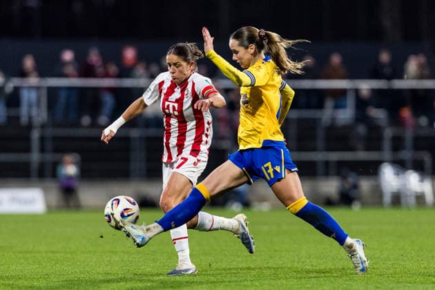 Google Pixel Frauen-Bundesliga, 1. FC Köln - FC Carl Zeiss Jena; 14.12.2025 Zweikampf Laura Feiersinger (1. FC Köln, 27), Rieke Tietz (FC Carl Zeiss Jena, 17) Google Pixel Frauen-Bundesliga, 1. FC Köln - FC Carl Zeiss Jena, Köln, Franz-Kremer-Stadion am 14.12.2025 DFB REGULATIONS PROHIBIT ANY USE OF PHOTOGRAPHS AS IMAGE SEQUENCES AND OR QUASI-VIDEO. Copyright: xBEAUTIFULxSPORTS Wunderlx