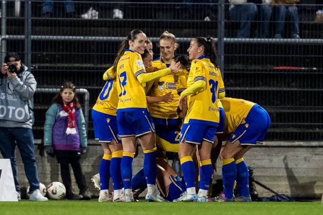 Google Pixel Frauen-Bundesliga, 1. FC Köln - FC Carl Zeiss Jena; 14.12.2025 Jubel zum 0:1 durch Isabella Jaron (FC Carl Zeiss Jena, 24) nach Elfmeter Google Pixel Frauen-Bundesliga, 1. FC Köln - FC Carl Zeiss Jena, Köln, Franz-Kremer-Stadion am 14.12.2025 DFB REGULATIONS PROHIBIT ANY USE OF PHOTOGRAPHS AS IMAGE SEQUENCES AND OR QUASI-VIDEO. Copyright: xBEAUTIFULxSPORTS Wunderlx