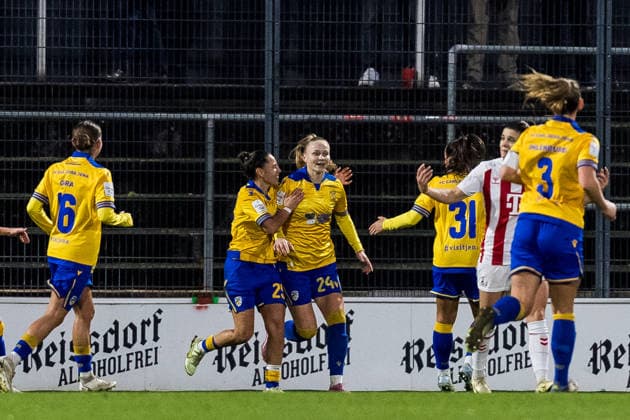 Google Pixel Frauen-Bundesliga, 1. FC Köln - FC Carl Zeiss Jena; 14.12.2025 Jubel zum 0:1 durch Isabella Jaron (FC Carl Zeiss Jena, 24) nach Elfmeter Google Pixel Frauen-Bundesliga, 1. FC Köln - FC Carl Zeiss Jena, Köln, Franz-Kremer-Stadion am 14.12.2025 DFB REGULATIONS PROHIBIT ANY USE OF PHOTOGRAPHS AS IMAGE SEQUENCES AND OR QUASI-VIDEO. Copyright: xBEAUTIFULxSPORTS Wunderlx