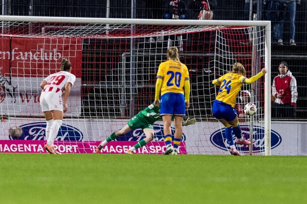 Google Pixel Frauen-Bundesliga, 1. FC Köln - FC Carl Zeiss Jena; 14.12.2025 Isabella Jaron (FC Carl Zeiss Jena, 24) verwandelt den Elfmeter zum 0:1 Google Pixel Frauen-Bundesliga, 1. FC Köln - FC Carl Zeiss Jena, Köln, Franz-Kremer-Stadion am 14.12.2025 DFB REGULATIONS PROHIBIT ANY USE OF PHOTOGRAPHS AS IMAGE SEQUENCES AND OR QUASI-VIDEO. Copyright: xBEAUTIFULxSPORTS Wunderlx