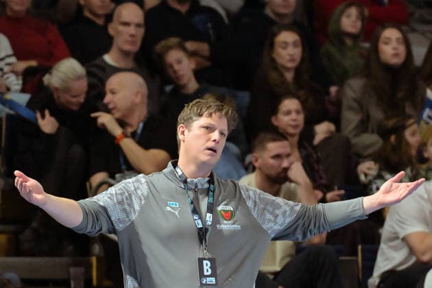14.12.2025, xlakx, Handball Daikin HBL, Fuechse Berlin - HSG Wetzlar v.l. Nicolej Krickau (Fuechse Berlin Trainer) gibt Anweisungen, gestikuliert mit den Armen, gesticulate, gives instructions Berlin