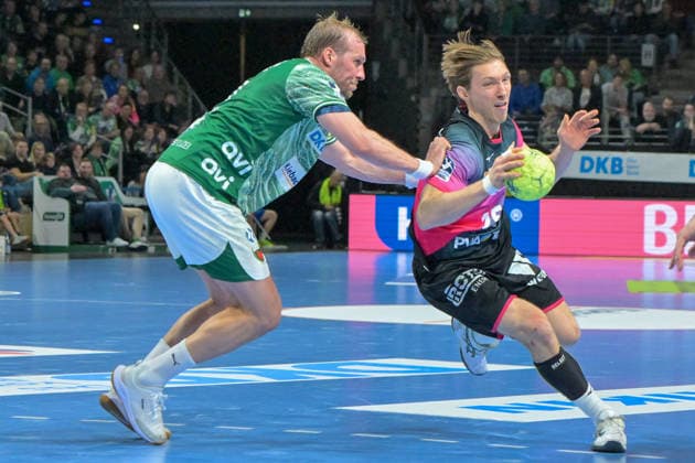14.12.2025, xlakx, Handball Daikin HBL, Fuechse Berlin - HSG Wetzlar v.l. Max Darj (Fuechse Berlin), Justin Mueller (HSG Wetzlar) Zweikampf, Duell, Kampf, tackle Berlin