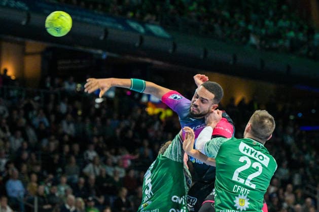 14.12.2025, xlakx, Handball Daikin HBL, Fuechse Berlin - HSG Wetzlar v.l. Max Darj (Fuechse Berlin), Philipp Ahouansou (HSG Wetzlar), Nejc Cehte (Fuechse Berlin) setzt zum Sprungwurf an Berlin