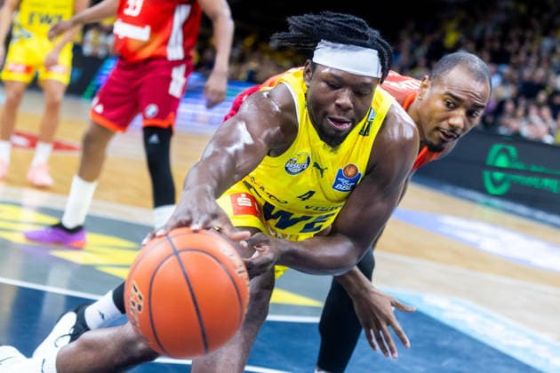 Oldenburg, Niedersachsen, DEU, 14.12.2025, Brian Fobbs (links, EWE Baskets Oldenburg) und Isiaha Mike (rechts, FC Bayern München Basketball). EWE Baskets Oldenburg vs. FC Bayern München Basketball. 1. Basketball-Bundesliga Saison 2025 2026, 10. Spieltag, Grosse EWE Arena. EWE Baskets Oldenburg vs. FC Bayern München Basketball