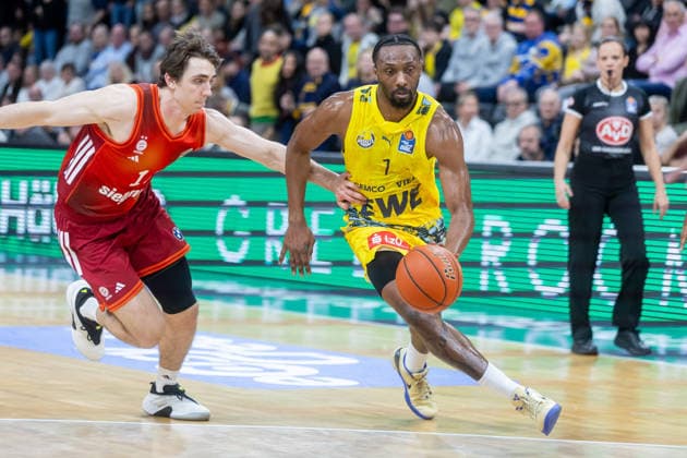 Oldenburg, Niedersachsen, DEU, 14.12.2025, Dakarai Tucker (rechts, EWE Baskets Oldenburg) und Justinian Jessup (links, FC Bayern München Basketball). EWE Baskets Oldenburg vs. FC Bayern München Basketball. 1. Basketball-Bundesliga Saison 2025 2026, 10. Spieltag, Grosse EWE Arena. EWE Baskets Oldenburg vs. FC Bayern München Basketball