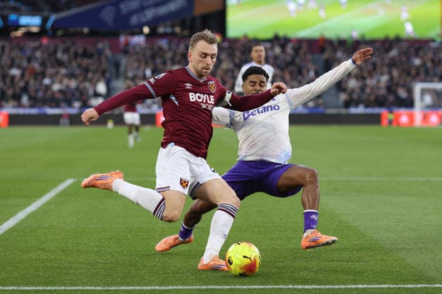 West Ham v Aston Villa 14th December 2025, London - Premier League Football - West Ham United v Aston Villa - Jarrod Bowen of West Ham United and Ian Maatsen of Aston Villa - Photo: Charlotte Wilson Offside. London UK Copyright: xCharlottexWilsonx xOffsidexOffside