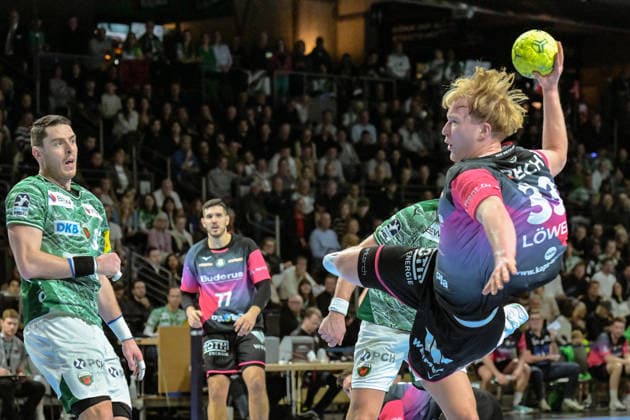 14.12.2025, xlakx, Handball Daikin HBL, Fuechse Berlin - HSG Wetzlar v.l. Mijajlo Marsenic (Fuechse Berlin), Georg Loewen (HSG Wetzlar) setzt zum Sprungwurf an Berlin