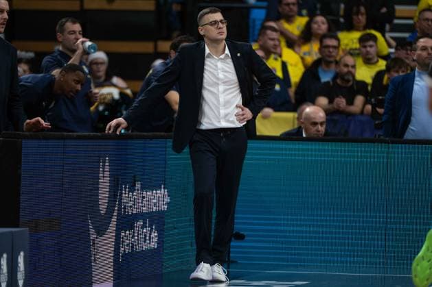 GER, Basketball, easy Credit- BBL, EWE Baskets Oldenburg vs FC Bayern München Basketball 14.12.2025, EWE Arena, Oldenburg, GER, easy Credit-BBL, EWE Baskets Oldenburg vs FC Bayern München Basketball, im Bild Lazar SPASIC ( EWE Baskets Oldenburg Headcoach Head-Coach )