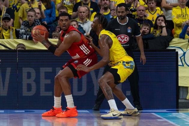 GER, Basketball, easy Credit- BBL, EWE Baskets Oldenburg vs FC Bayern München Basketball 14.12.2025, EWE Arena, Oldenburg, GER, easy Credit-BBL, EWE Baskets Oldenburg vs FC Bayern München Basketball, im Bild Xavier RATHAN-MAYES ( FC Bayern München Basketball 4 ) Dakarai TUCKER ( EWE Baskets Oldenburg 7 )
