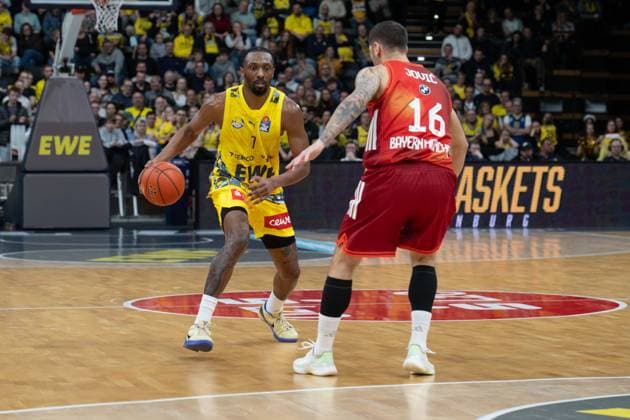 GER, Basketball, easy Credit- BBL, EWE Baskets Oldenburg vs FC Bayern München Basketball 14.12.2025, EWE Arena, Oldenburg, GER, easy Credit-BBL, EWE Baskets Oldenburg vs FC Bayern München Basketball, im Bild Dakarai TUCKER ( EWE Baskets Oldenburg 7 ) Stefan JOVIC ( FC Bayern München Basketball 16 )