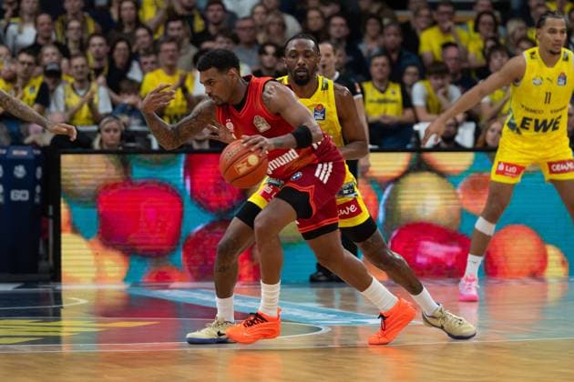 GER, Basketball, easy Credit- BBL, EWE Baskets Oldenburg vs FC Bayern München Basketball 14.12.2025, EWE Arena, Oldenburg, GER, easy Credit-BBL, EWE Baskets Oldenburg vs FC Bayern München Basketball, im Bild Xavier RATHAN-MAYES ( FC Bayern München Basketball 4 ) Dakarai TUCKER ( EWE Baskets Oldenburg 7 )