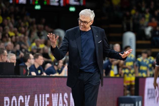 GER, Basketball, easy Credit- BBL, EWE Baskets Oldenburg vs FC Bayern München Basketball 14.12.2025, EWE Arena, Oldenburg, GER, easy Credit-BBL, EWE Baskets Oldenburg vs FC Bayern München Basketball, im Bild Gordon HERBERT ( FC Bayern München Basketball Head-Coach Trainer )