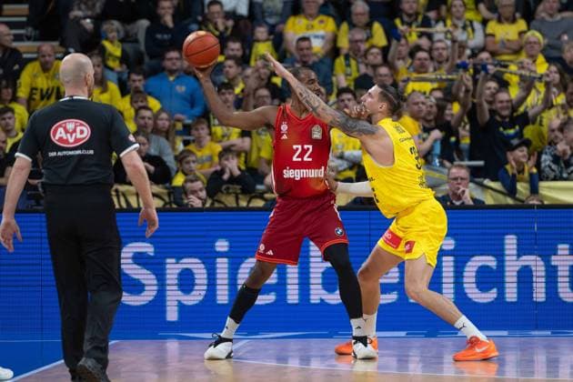 GER, Basketball, easy Credit- BBL, EWE Baskets Oldenburg vs FC Bayern München Basketball 14.12.2025, EWE Arena, Oldenburg, GER, easy Credit-BBL, EWE Baskets Oldenburg vs FC Bayern München Basketball, im Bild Isiaha MIKE ( FC Bayern München Basketball 22 ) ZUBCIC ( EWE Baskets Oldenburg 33 )