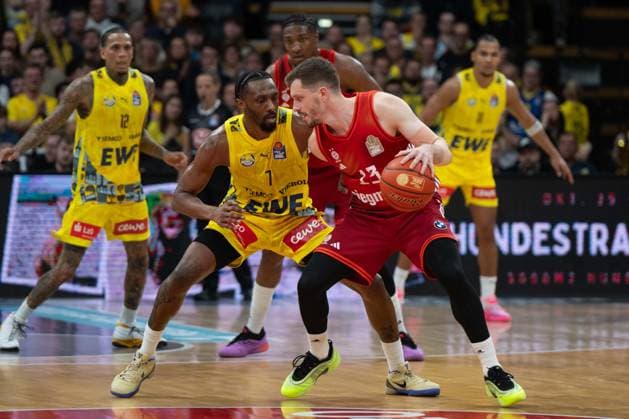 GER, Basketball, easy Credit- BBL, EWE Baskets Oldenburg vs FC Bayern München Basketball 14.12.2025, EWE Arena, Oldenburg, GER, easy Credit-BBL, EWE Baskets Oldenburg vs FC Bayern München Basketball, im Bild Andreas OBST ( FC Bayern München Basketball 13 ) Dakarai TUCKER ( EWE Baskets Oldenburg 7 )