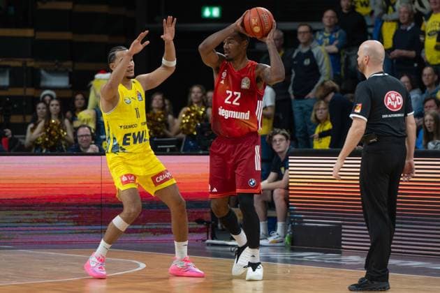 GER, Basketball, easy Credit- BBL, EWE Baskets Oldenburg vs FC Bayern München Basketball 14.12.2025, EWE Arena, Oldenburg, GER, easy Credit-BBL, EWE Baskets Oldenburg vs FC Bayern München Basketball, im Bild Isiaha MIKE ( FC Bayern München Basketball 22 ) Nicholas TISCHLER ( EWE Baskets Oldenburg 11 )