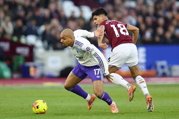 Donyell Malen of Aston Villa receives pressure from Matheus Fernandes of West Ham United during the Premier League match between West Ham and Aston Villa at London Stadium in London, England (Photo by Alexander Canillas Sports Press Photo) Copyright: xAlexanderxCanillas SPPx Sportspressphoto_SPR73599