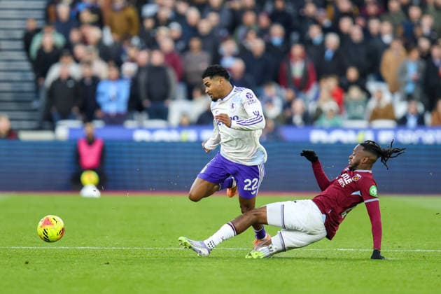 Ian Maatsen of Aston Villa is tackled by Aaron Wan-Bissaka of West Ham United during the Premier League match between West Ham and Aston Villa at London Stadium in London, England (Photo by Alexander Canillas Sports Press Photo) Copyright: xAlexanderxCanillas SPPx Sportspressphoto_SPR73601
