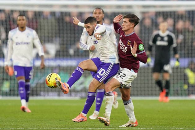 West Ham United v Aston Villa, Premier League Emi Buendia of Aston Villa under pressure from Freddie Potts of West Ham United during the West Ham United v Aston Villa Premier League match at the London Stadium, London, England on 14 December 2025 Credit: Dylan Hepworth Every Second Media Editorial use only. All images are copyright Every Second Media Limited. No images may be reproduced without prior permission. All rights reserved. Premier League and Football League images are subject to licensing agreements with Football DataCo Limited. see https: www.football-dataco.com Copyright: xIMAGO EveryxSecondxMediax ESM-1707-0085 DylanxHepworthx xEveryxSecondxMediax