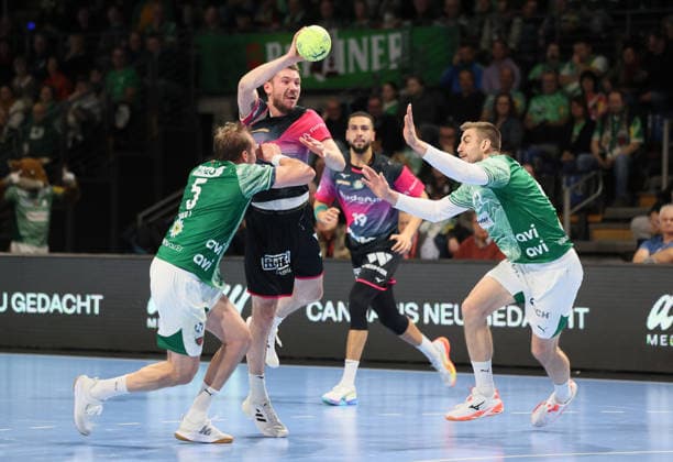 GER HBL Saison 2025 2026 FÜCHSE Berlin vs HSG Wetzlar, 14.12.25, Max-Schmeling-Halle, Berlin, Dominik MAPPES (HSG Wetzlar 7) attackiert die Abwehr der FÜCHSE Berlin , Max DARJ (Füchse Berlin 5) und Nejc CEHTE (Füchse Berlin 22) in der Abwehr