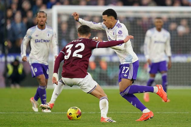 West Ham United v Aston Villa, Premier League Morgan Rogers of Aston Villa under pressure from Freddie Potts of West Ham United during the West Ham United v Aston Villa Premier League match at the London Stadium, London, England on 14 December 2025 Credit: Dylan Hepworth Every Second Media Editorial use only. All images are copyright Every Second Media Limited. No images may be reproduced without prior permission. All rights reserved. Premier League and Football League images are subject to licensing agreements with Football DataCo Limited. see https: www.football-dataco.com Copyright: xIMAGO EveryxSecondxMediax ESM-1707-0086 DylanxHepworthx xEveryxSecondxMediax