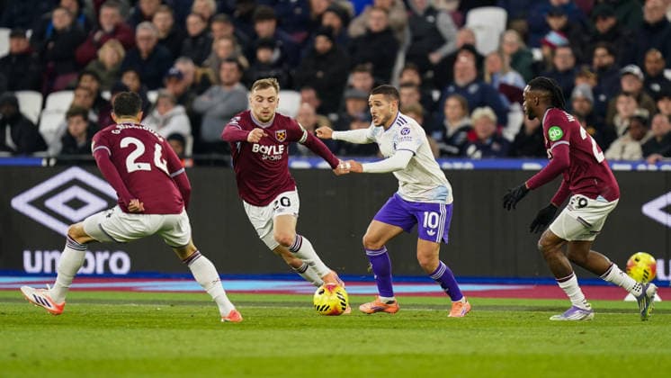 West Ham United v Aston Villa, Premier League Jarrod Bowen of West Ham United under pressure from Emi Buendia of Aston Villa during the West Ham United v Aston Villa Premier League match at the London Stadium, London, England on 14 December 2025 Credit: Dylan Hepworth Every Second Media Editorial use only. All images are copyright Every Second Media Limited. No images may be reproduced without prior permission. All rights reserved. Premier League and Football League images are subject to licensing agreements with Football DataCo Limited. see https: www.football-dataco.com Copyright: xIMAGO EveryxSecondxMediax ESM-1707-0088 DylanxHepworthx xEveryxSecondxMediax