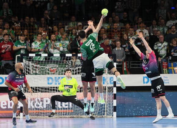 GER HBL Saison 2025 2026 FÜCHSE Berlin vs HSG Wetzlar, 14.12.25, Max-Schmeling-Halle, Berlin, Jungprofi Lauro PICHIRI (Füchse Berlin 24) steigt hoch und überwindet die Abwehr der HSG Wetzlar