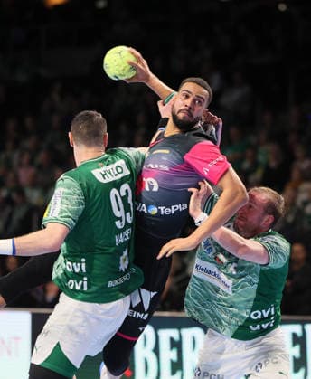 GER HBL Saison 2025 2026 FÜCHSE Berlin vs HSG Wetzlar, 14.12.25, Max-Schmeling-Halle, Berlin, Mijajlo MARSENIC (Füchse Berlin 93), Philipp ANOUANSOU (HSG Wetzlar 19), Max DARJ (Füchse Berlin 5)