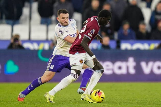 West Ham United v Aston Villa, Premier League John McGinn of Aston Villa and El Hadji Malick Diouf of West Ham United battling for the ball during the West Ham United v Aston Villa Premier League match at the London Stadium, London, England on 14 December 2025 Credit: Dylan Hepworth Every Second Media Editorial use only. All images are copyright Every Second Media Limited. No images may be reproduced without prior permission. All rights reserved. Premier League and Football League images are subject to licensing agreements with Football DataCo Limited. see https: www.football-dataco.com Copyright: xIMAGO EveryxSecondxMediax ESM-1707-0090 DylanxHepworthx xEveryxSecondxMediax