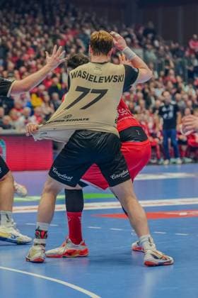 Szene mit Johannes Wasielewski (77; Bergischer HC) und Spieler von Team MT Melsungen Johannes Wasielewski (77; Bergischer HC) verteidigt Copyright: xMichaelxSchäferx