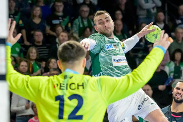 f.l.t.r.: Anadin Suljakovic (HSG Wetzlar 12), Nejc Cehte (Fuechse Berlin), Action, duels, fighting for the ball, GER, Berlin, Handball, Fuechse Berlin vs. HSG Wetzlar, DAIKIN Handball Bundesliga, at the Max Schmeling Halle, December 14, 2025, Copyright: HMBxMedia UwexKoch