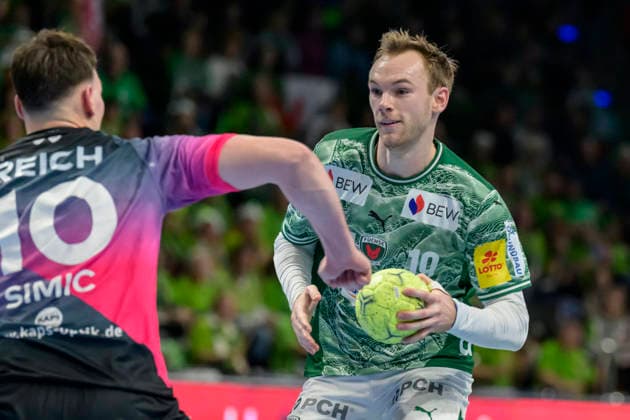 f.l.t.r.: Josip Simic (HSG Wetzlar 10), Mathias Gidsel (Fuechse Berlin), Action, duels, fighting for the ball, GER, Berlin, Handball, Fuechse Berlin vs. HSG Wetzlar, DAIKIN Handball Bundesliga, at the Max Schmeling Halle, December 14, 2025, Copyright: HMBxMedia UwexKoch