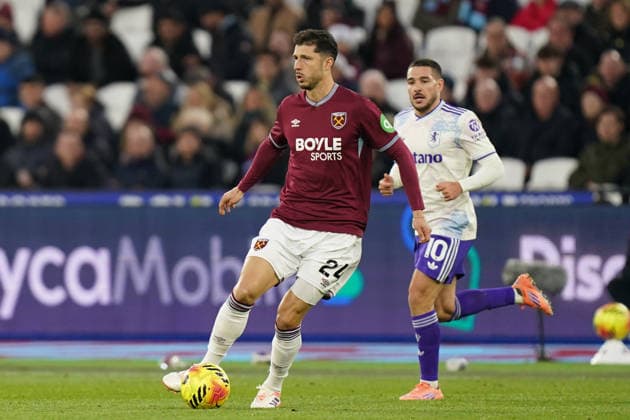 West Ham United v Aston Villa, Premier League Guido Rodriguez of West Ham United under pressure from Emi Buendia of Aston Villa during the West Ham United v Aston Villa Premier League match at the London Stadium, London, England on 14 December 2025 Credit: Dylan Hepworth Every Second Media Editorial use only. All images are copyright Every Second Media Limited. No images may be reproduced without prior permission. All rights reserved. Premier League and Football League images are subject to licensing agreements with Football DataCo Limited. see https: www.football-dataco.com Copyright: xIMAGO EveryxSecondxMediax ESM-1707-0092 DylanxHepworthx xEveryxSecondxMediax