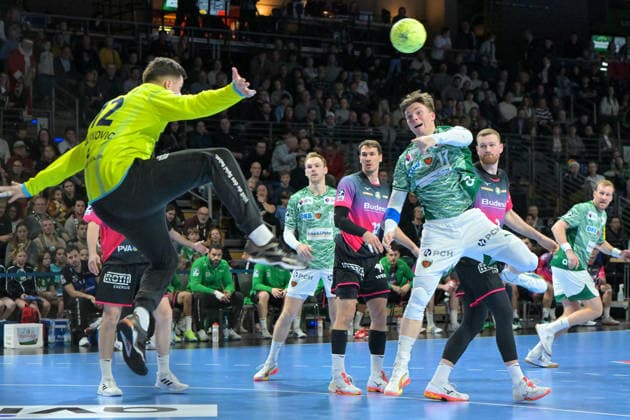 14.12.2025, xlakx, Handball Daikin HBL, Fuechse Berlin - HSG Wetzlar v.l. Anadin Suljakovic (HSG Wetzlar), Nils Lichtlein (Fuechse Berlin) setzt zum Sprungwurf an Berlin