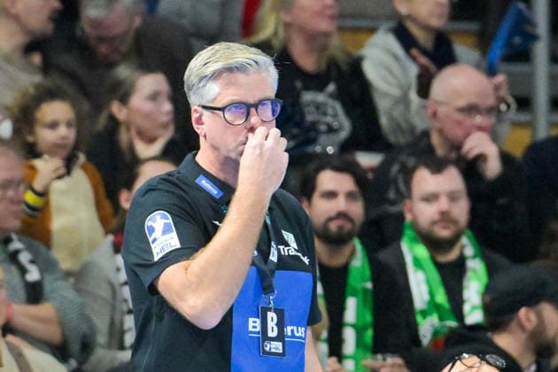14.12.2025, xlakx, Handball Daikin HBL, Fuechse Berlin - HSG Wetzlar v.l. Runar Sigtryggsson (HSG Wetzlar Trainer) enttaeuscht, schaut enttaeuscht, niedergeschlagen, disappointed Berlin