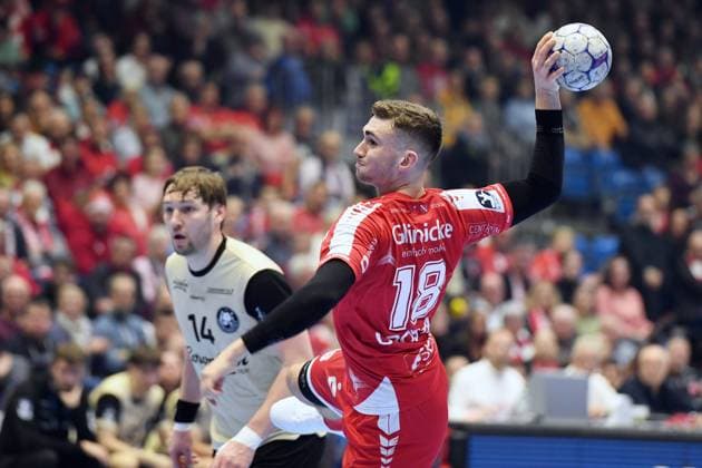 Florian Drosten (MT Melsungen 18) beim Wurf; Gerdas Babarskas (Bergischer HC 14) , GER, MT Melsungen - Bergischer HC, Handball, 1. Bundesliga, 17. Spieltag, Saison 2025 2026, 14.12.2025, GER, MT Melsungen - Bergischer HC, Handball, 1. Bundesliga, 17. Spieltag, Saison 2025 2026, 14.12.2025 Kassel Copyright: xEibner-Pressefotox xRolandxSippelx EP_RSL