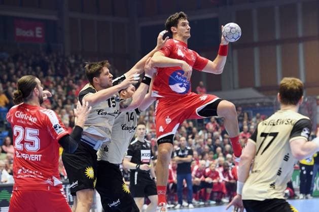 Nikolaj Enderleit (MT Melsungen 4) (am Ball), Olle Forsell Schefvert (MT Melsungen 25), Lars Mitchell Kooij (Bergischer HC 15), Gerdas Babarskas (Bergischer HC 14), Johannes Wasielewski (Bergischer HC 77) , GER, MT Melsungen - Bergischer HC, Handball, 1. Bundesliga, 17. Spieltag, Saison 2025 2026, 14.12.2025, GER, MT Melsungen - Bergischer HC, Handball, 1. Bundesliga, 17. Spieltag, Saison 2025 2026, 14.12.2025 Kassel Copyright: xEibner-Pressefotox xRolandxSippelx EP_RSL