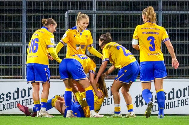 14.12.2025, xsscx, Frauen Fussball, 1. FC Koeln - FC Carl Zeiss Jena, 1. Fussball Bundesliga, 13. Spieltag, Franz-Kremer-Stadion, Saison 2025 2026: Torjubel nach dem Tor zum 0:1 durch die Mannschaft von Carl Zeiss Jena DFB regulations prohibit any use of photographs as image sequences and or quasi-video. Photo:xSandraxScherningxPressefotoKochx Nordrhein-Westfalen Germany