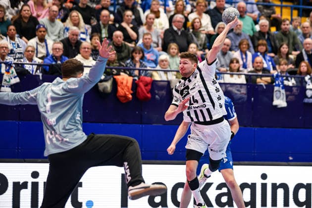 14.12.2025, xKWIx, Handball, Daikin Handball-Bundesliga (Daikin HBL), TBV Lemgo Lippe - THW Kiel, PHOENIX CONTACT arena: Lukas Zerbe (THW Kiel 24) im Wurf gegen Constantin Möstl (TBV Lemgo Lippe 1) Photo: xKamilxWilkowskixPressefotoKochx NRW Deutschland